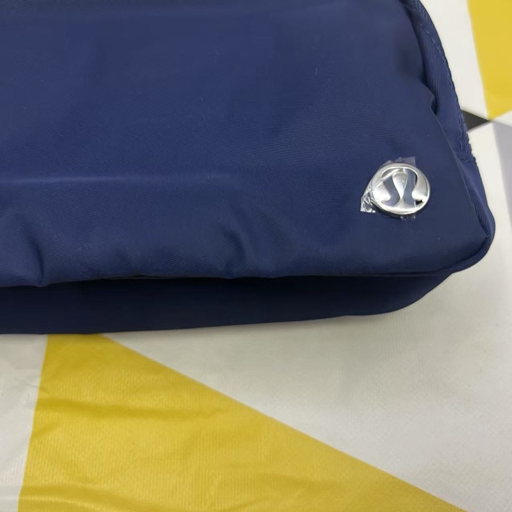 NWT Lululemon Everywhere Belt Bag 1L - Picture 3 of 7